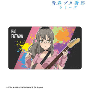 「青春ブタ野郎」シリーズ 描き下ろし 双葉理央 ギター演奏ver. マルチデスクマット